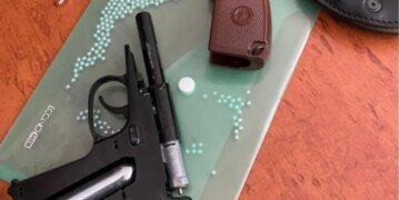 Опасные игры: во Львовской области школьник принес в класс оружие из родительского сейфа