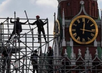 Прощай, анонимность: Кремль берет под тотальный контроль каждый мобильник в стране