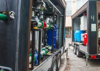 В Киеве после вражеской атаки оперативно развернули мобильные котельные