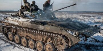 Россияне пытаются наступать по всей линии фронта, украинские защитники отражают атаки