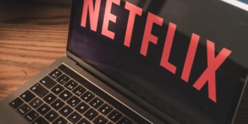 Bloomberg: Netflix ведет переговоры о покупке Warner Bros
