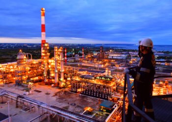 Reuters: Атака дронов остановила работу Сызранского НПЗ в России, ремонт продлится месяц