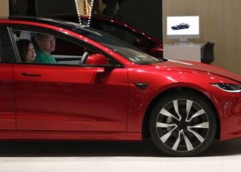 Tesla запустила более дешевую версию Model 3 в Европе