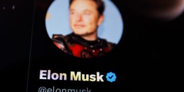 Евросоюз оштрафовал соцсеть X Илона Маска из-за «синих галочек»