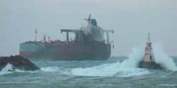 Турецкий буксир «по неизвестным причинам» бросил танкер, подбитый Украиной, возле Болгарии