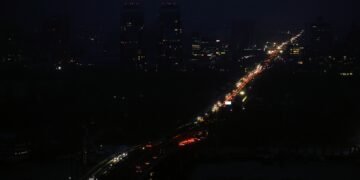 НБУ: отключения света давят на цены, но из-за обстрелов снижается спрос