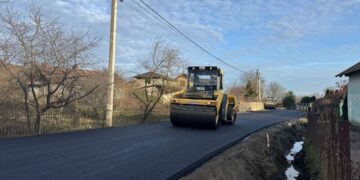 Впервые в Украине. Дорогу в пригороде Львова ремонтируют по немецкой технологии NovoCrete – фото