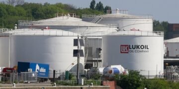 Reuters назвал нового главного претендента на приобретение международных активов Лукойла