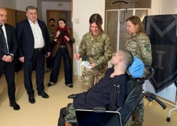 Глава НБУ лично принес ветерану карточку в больницу