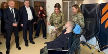 Глава НБУ лично принес ветерану карточку в больницу