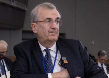 Глава центробанка Франции предупредил об «опасности», если дефицит бюджета превысит 5%