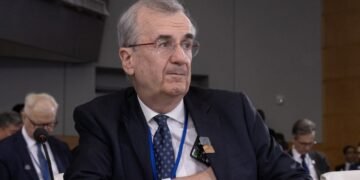 Глава центробанка Франции предупредил об «опасности», если дефицит бюджета превысит 5%