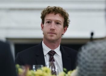 Цукерберг отменил финансирование проиммигрантской организации, которую соосновал