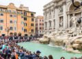 В Риме вводят платный вход к фонтану Треви: туристы будут платить 2 евро