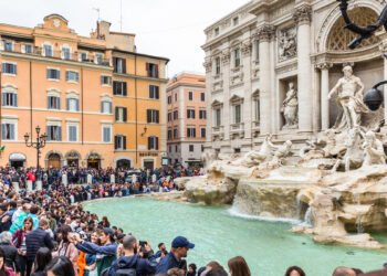 В Риме вводят платный вход к фонтану Треви: туристы будут платить 2 евро