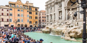 В Риме вводят платный вход к фонтану Треви: туристы будут платить 2 евро