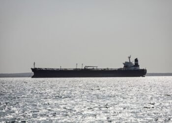 Российская нефть застряла в море: 20 танкеров ждут разрешения зайти в порты Китая и Индии