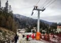 В Карпатах остановился подъемник с 80 туристами, среди них — дети: фото