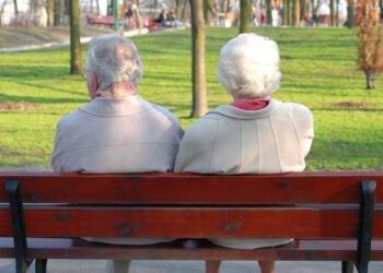 Опрос YouGov: люди на Западе осознают пенсионный кризис, но все равно против реформ