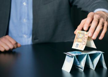 Нацкомиссия определила пять ключевых признаков финансовой пирамиды