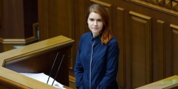 Безуглая заблокировала трибуну Рады: между депутатами возникла потасовка