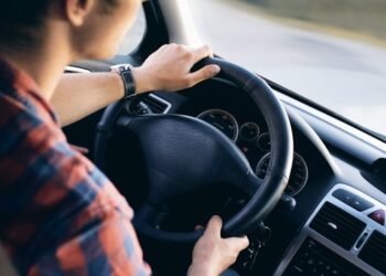 Минразвития планирует запустить пилотный проект «еЧерги» для легковых авто в начале 2026 г.