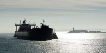 Танкер с российской нефтью прибыл в Китай по запутанному маршруту, — Bloomberg