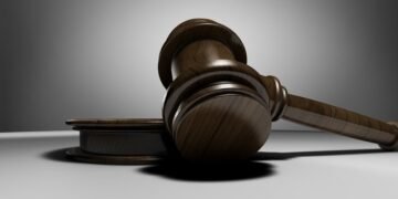 Военное положение не освобождает государство от уплаты пени за задержку возмещения НДС — КАС ВС