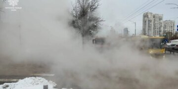 Из-за аварии на теплосети в Киеве ограничено движение транспорта на Лобановского. ФОТО