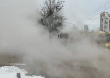 В Киеве девочка упала в яму с кипятком, врачи  борются за ее жизнь