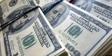 Сколько валюты можно вывезти из Украины без декларации: актуальные правила