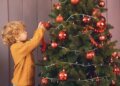 Астрологи назвали лучшие даты для уборки новогодней елки