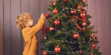 Астрологи назвали лучшие даты для уборки новогодней елки