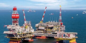 Украина бьет по Каспию: ВСУ поразили установки «Лукойла», «Бук-М3» и склад армии РФ