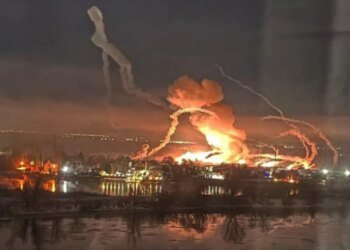 Россияне разрушили дом в своем глубоком тылу своей  ракетой ПВО:  Z-каналы лихорадит от ВИДЕО