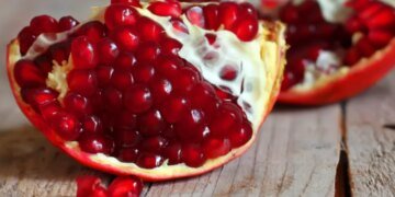 Можно ли есть гранат с косточками или нет: ответ экспертов