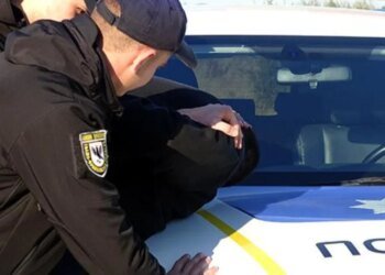 В Киевской области мужчина угрожал гранатой патрульным — полиция открыла огонь