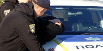 В Киевской области мужчина угрожал гранатой патрульным — полиция открыла огонь