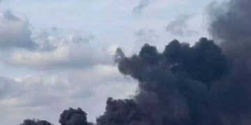 Пожар после атаки во Львовской области: жителей просят не выходить на улицу, школы закрыты