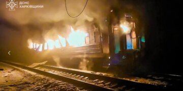 Люди выскакивали с детьми на руках: россияне ударили по пассажирскому поезду, есть погибшие. ФОТО, ВИДЕО