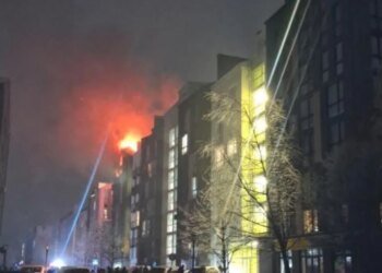 В Киевской области из-за атаки БПЛА загорелся многоэтажный дом: погибли два человека, среди пострадавших – дети
