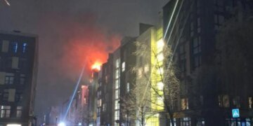 В Киевской области из-за атаки БПЛА загорелся многоэтажный дом: погибли два человека, среди пострадавших – дети