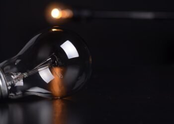 Экстренные отключения света ввели по всему Киеву