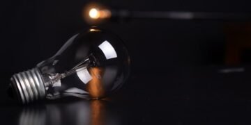 Экстренные отключения света ввели по всему Киеву