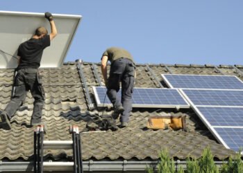 Кабмин упростил установку солнечных панелей на зданиях