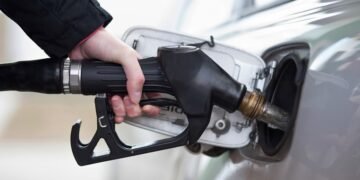 Цены на бензин в России превысили американские уровни