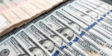 Официальный курс доллара впервые превысил 43 грн