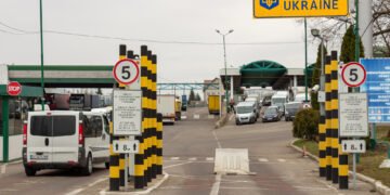 Уехало на 290 000 больше, чем вернулось: в Украине снова зафиксировали негативную миграцию