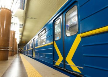 После обстрела Киева закрыты станции метро на «красной» линии, поезда курсируют с изменениями