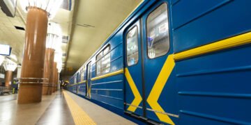 После обстрела Киева закрыты станции метро на «красной» линии, поезда курсируют с изменениями